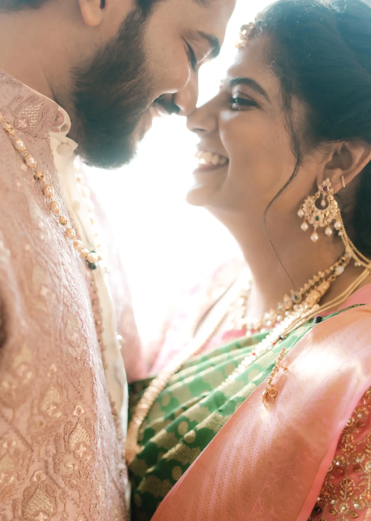 Indian wedding couple embracing, Luar.Amore wedding photography